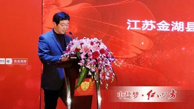 作为晚会主角，全国百佳经销商代表在颁奖仪式上收获满堂喝彩，赢得阵阵掌声。